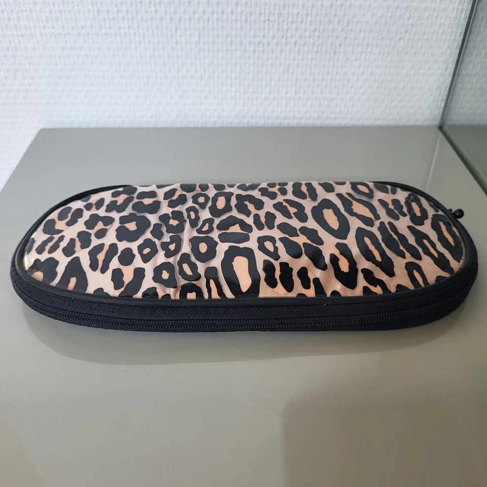 MAC Cosmetics 4  Pinsel + Tasche, Limited Edition Design, Liz Goldwyn - NEU - - Bild 3 von 4