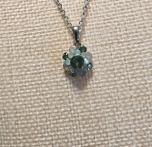 LIA SOPHIA DELICADA Flor COLLAR Colgante Retirado Verde Nuevo con Etiquetas Flores NUEVO Foto 3 de 4