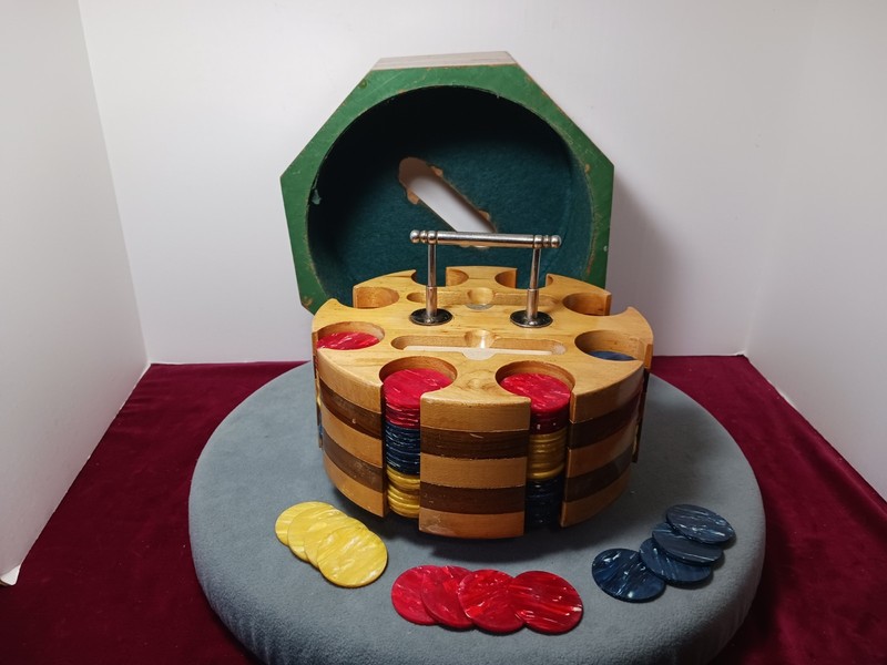 VINTAGE MARBLED BAKELITE POKER CHIP SET WITH WOOD CAROUSEL CADDY WITH 181 CHIPS
