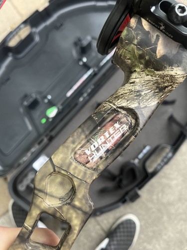  Barnett Archery Vortex Hunter Mossy Oak Bow and Plano Protector Hard Case Combo - Picture 2 of 8