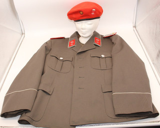 ME2366: DDR Fallschirmjäger Major Uniformrock u. Barett