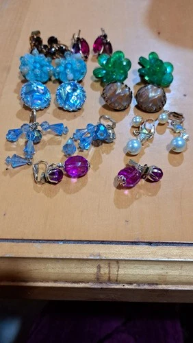 LOT OF 9 PAIRS OF VINTAGE SILVER & GOLD TONE COSTUME JEWELRY EARRINGS EARRINGS.