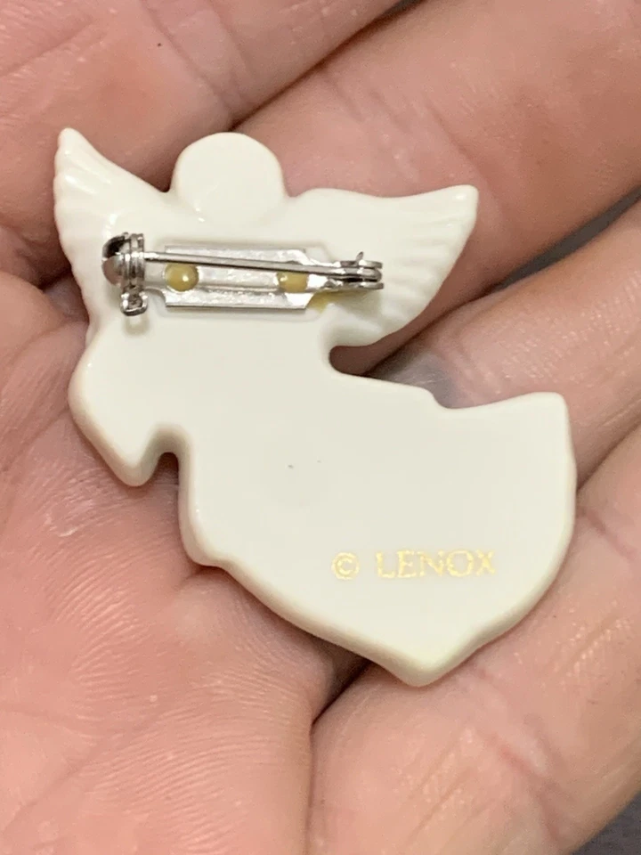 Broches de Navidad Lenox Ángel de porcelana con alfiler de arpa y corazón Foto 3 de 4