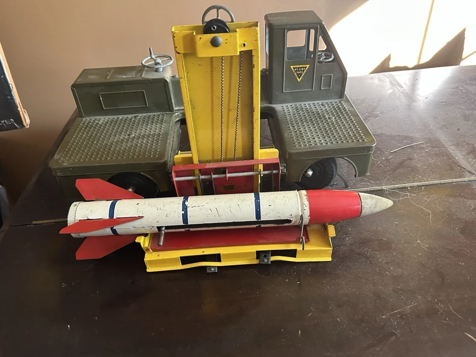 Vintage Nylint No 2800 GUIDED MISSILE CARRIER w/Launch Platform Traveloader - Image 4 of 4