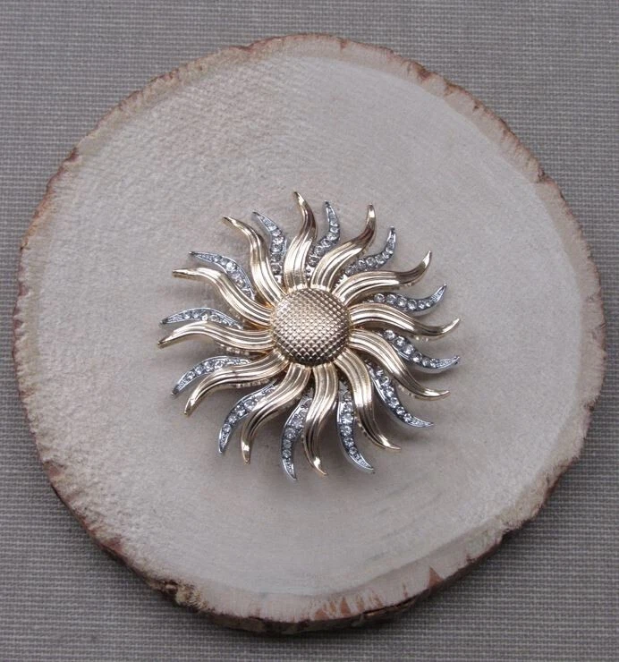 Spilla gioiello grande sole dorata e argento in acciaio inox. - Immagine 3 di 4