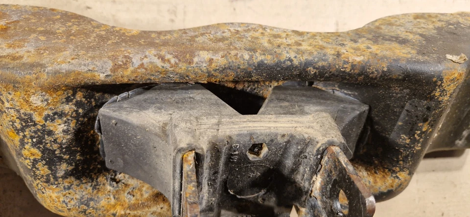 2005 Cadillac SRX Gearbox mounting bracket 15143640 - Image 3 of 4