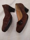 NEW!! SOFTSPOTS BROWN SUEDE PUMPS CUTE BUTTON STRAP DETAIL SIZE 7M — photo 1