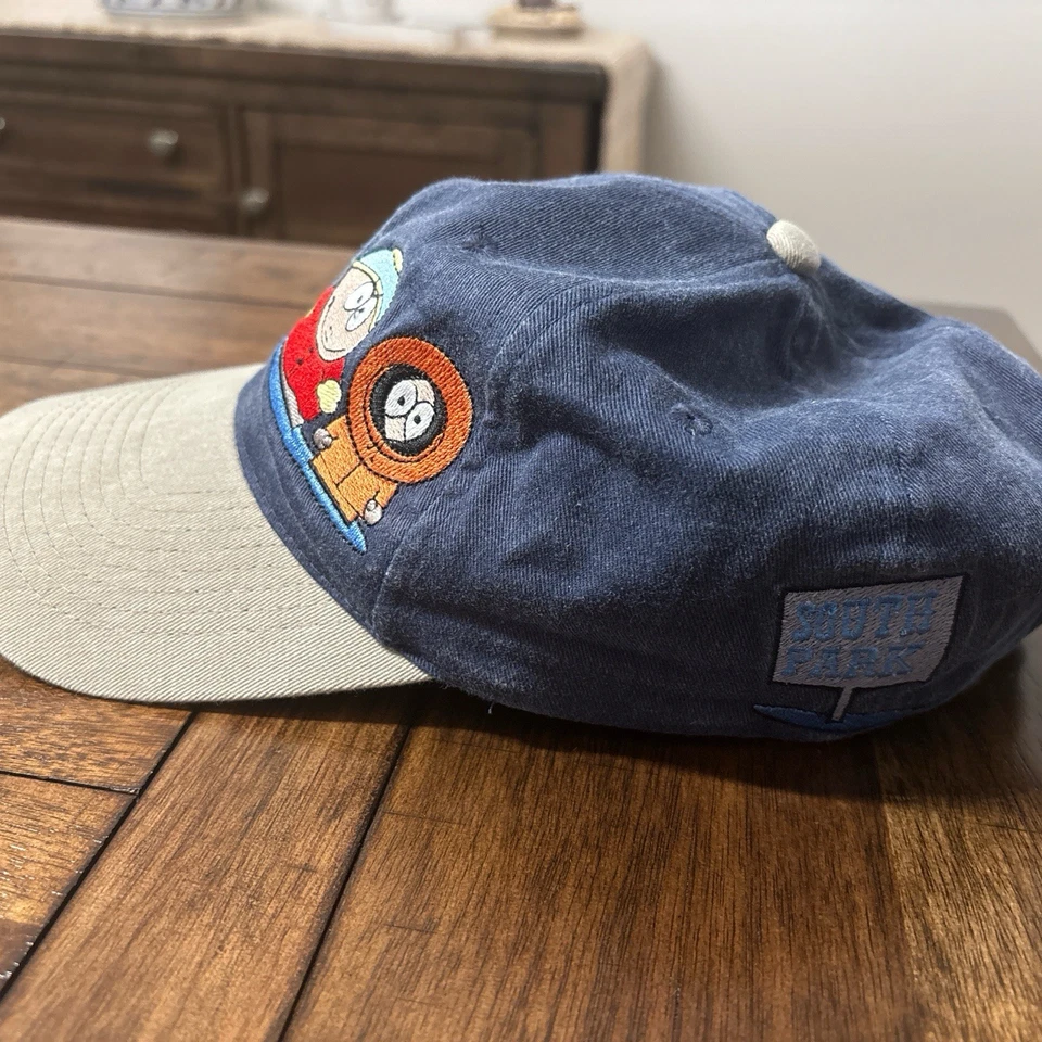 De Colección Años 90 South Park Cartman Kenny Sombrero Comedia Logo Central SnapBack Foto 2 de 4