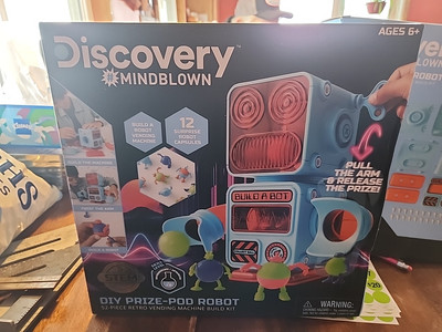 Discovery Mindblown DIY Prize-Pod Robot 52-PC Retro Vending Machine Kit ...