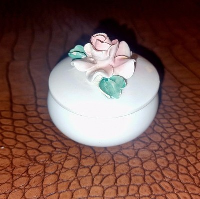 Porzellan Schmuckdose mit Blume   Capodimonte Stil   Handarbeit Vintage