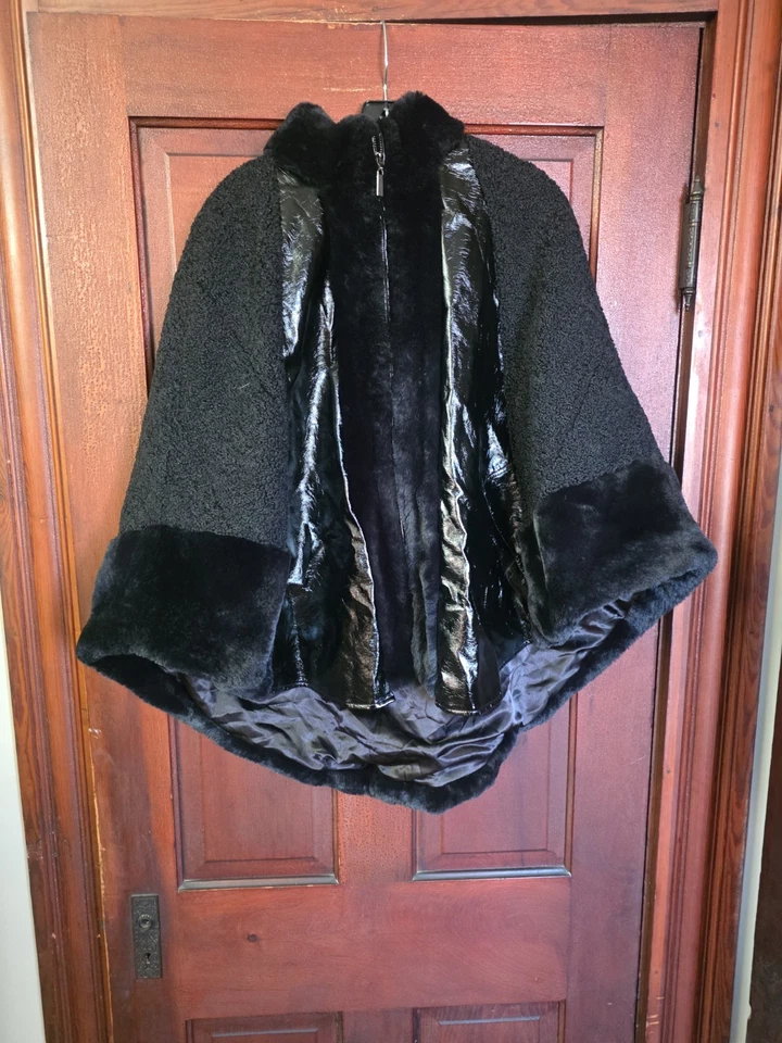 Abrigo con capa de piel sintética para mujer Adrienne Landau M/L negro estilo piel de oveja... Foto 2 de 4