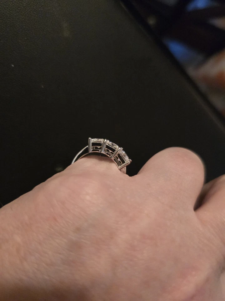 Anillo de compromiso de plata de diamantes moissanita princesa blanca casi 3 piedras 3,15 quilates Vvs-cerca Foto 4 de 4