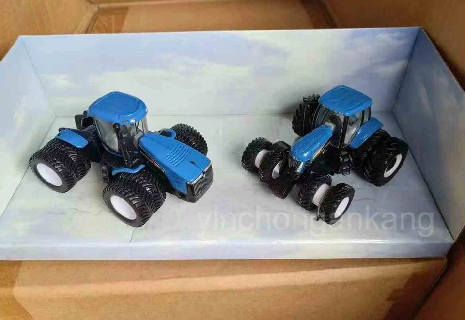 New Holland TJ530 and TG305 2-Piece Tractor Set Dealer Edition 1:64 Scale NIB - Image 3 of 4