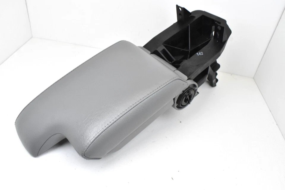 BMW 325i 2001-2005 consola central cuero gris reposabrazos tapa cubierta Foto 4 de 4
