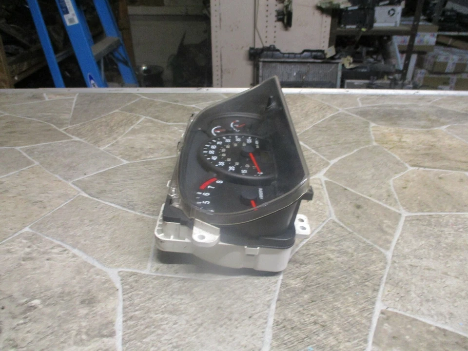 Chevy Geo Tracker 2001-2002 2,5 L, velocímetro OEM Cluster 80.952 millas ABS  Foto 3 de 4