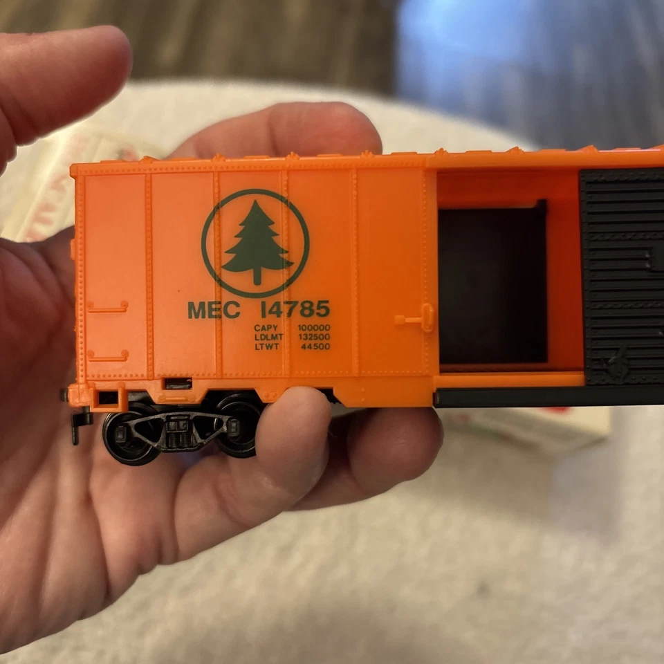 Model Power #8003 HO Scale 40' Sliding Door Box Car Maine Central w/ Box - Image 3 of 4