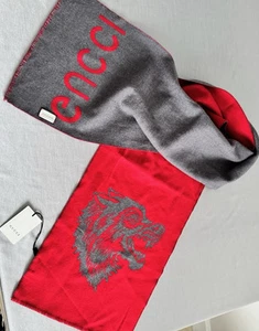 Foulard Gucci tête de loup en laine rouge/gris neuf avec étiquette