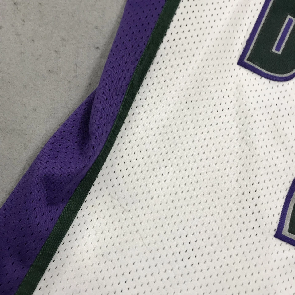 VINTAGE Milwaukee Bucks Jersey Mens Large White Reebok Sewn Logos Michael Redd - Image 4 of 4