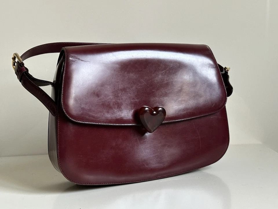 Bolso Bandolera Moschino 1990 Vintage Charol Borgoña Rojo Tortuga Corazón 🤎 Foto 2 de 4