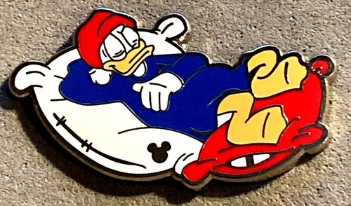 DISNEY WDW 2012 HIDDEN MICKEY SERIES CHARACTERS SLEEPING ON PILLOW DONALD PIN