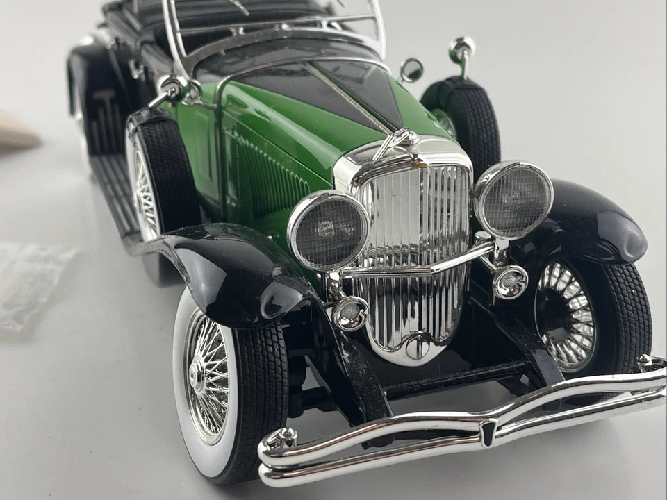 1:18 Signature Models 1934 Duesenberg black/ green (beschädigt mit Teilen) - Bild 4 von 4