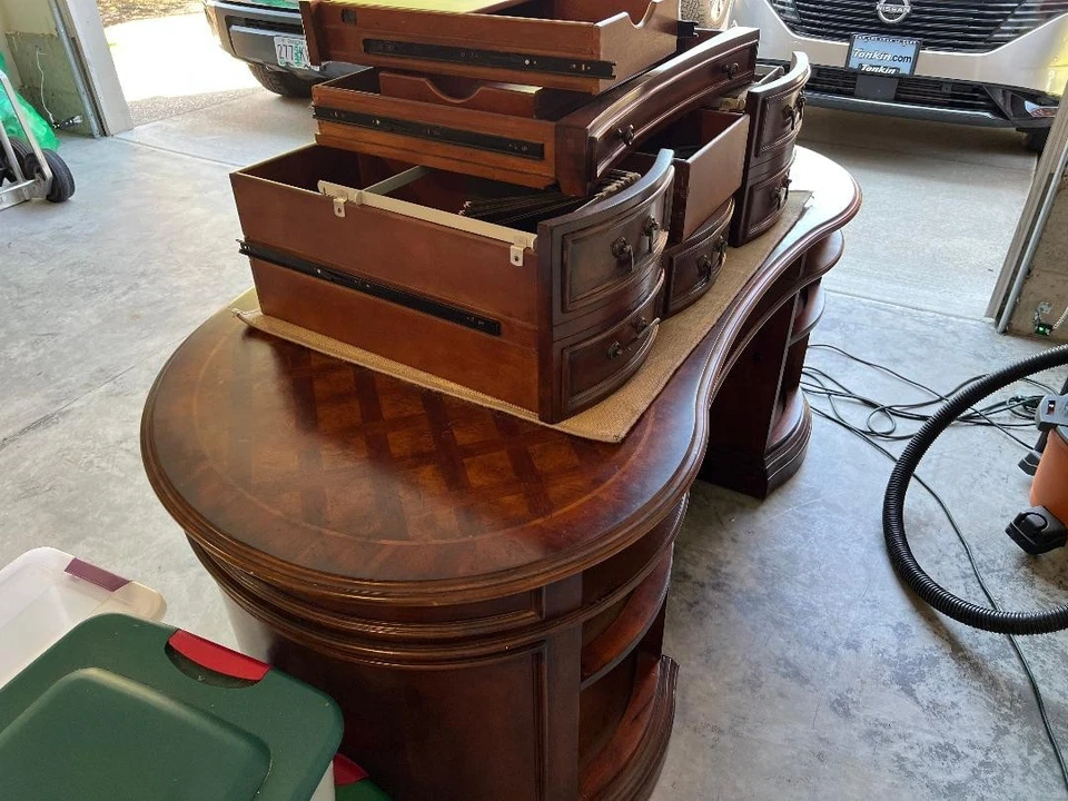 Hermoso escritorio grande Seven Seas de Hooker con 6 cajones buen estado Foto 2 de 4