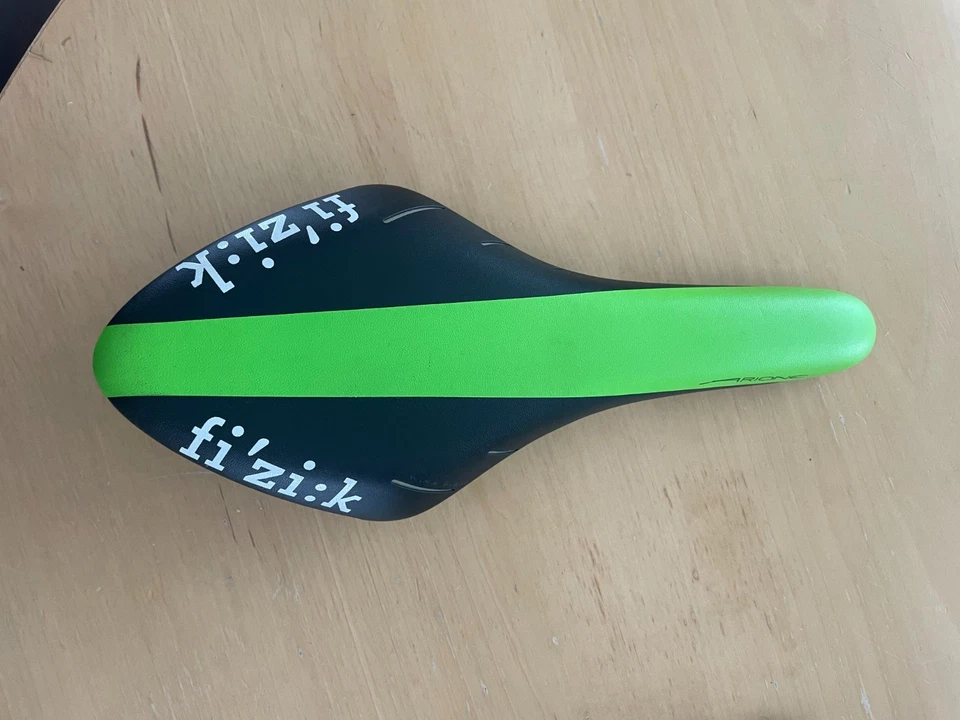 Sillín de bicicleta de carretera Fizik Wing-flex Arione R7 - negro y verde fluorescente Foto 2 de 4