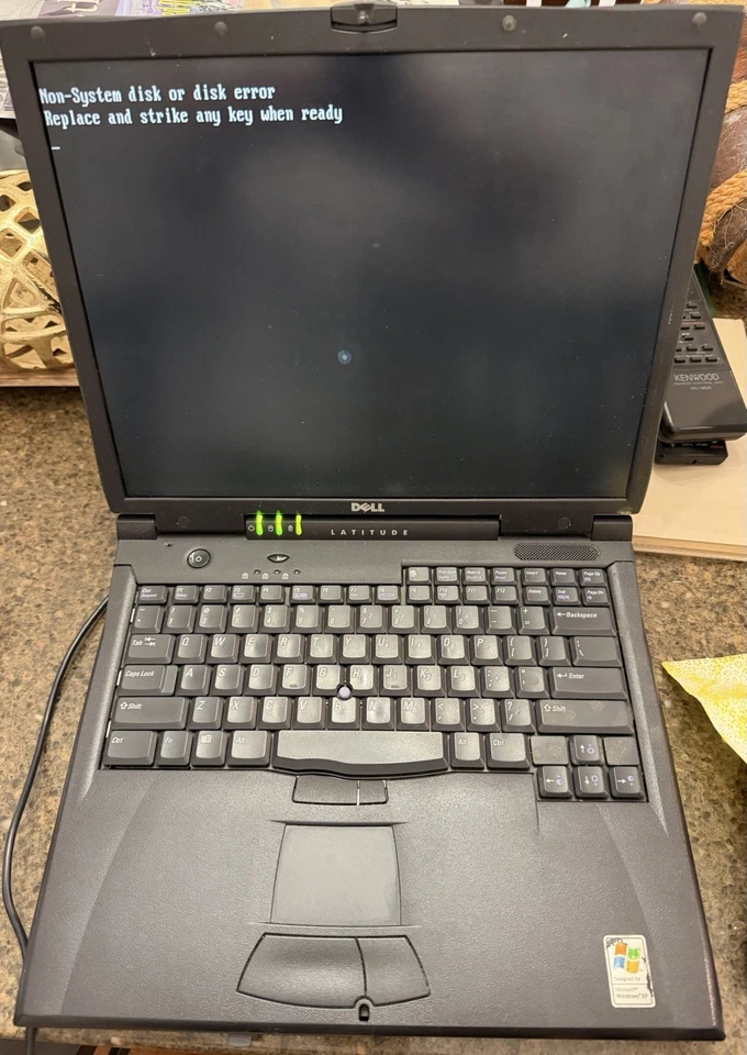 Paquete de Laptop Dell Latitude C840 - Era XP con Unidades y Cargador Probado Funciona Foto 2 de 4