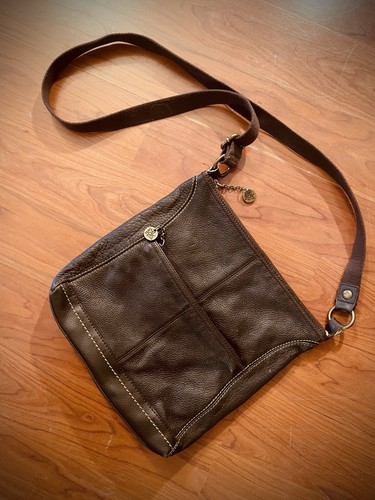 The Sak dunkelbraune Tasche Pebbled Leder Crossbody Boho verstellbarer Riemen & Taschen