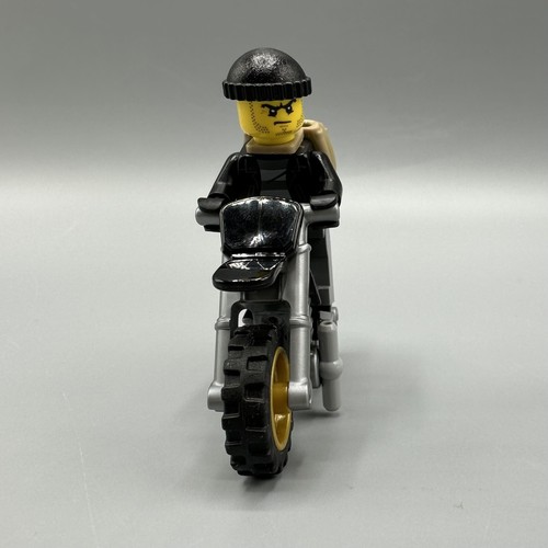 LEGO City 60042 High Speed Police Chase Complete with Minifigures Manual & Box - Picture 8 of 22