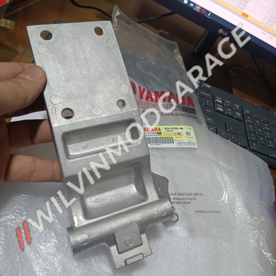 Genuine Parts Yamaha XMAX 300 2017-2024 Seat Hinge Assy B74-F4769