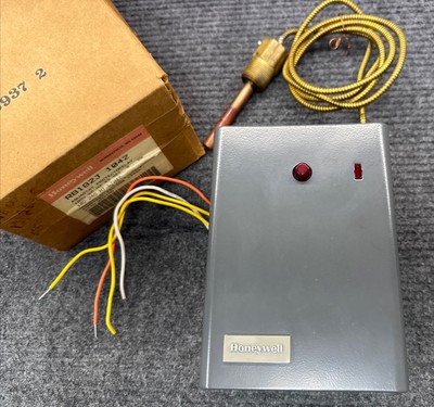 R8182J 1042 Honeywell Aquastat Protecto Relay 110/120V Thermo Well