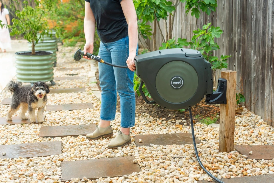 Carrete de manguera de jardín retráctil de 1/2" x 65 pies montado en la pared carrete de manguera automático... Foto 2 de 4
