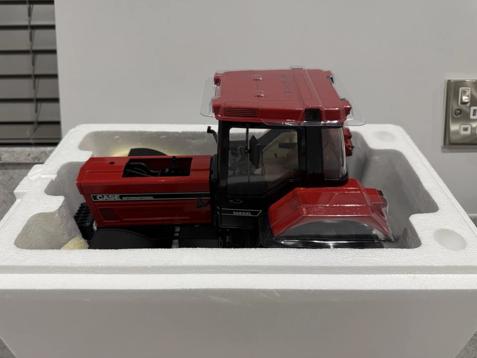 Universal Hobbies - Case International 1455XL (1986) - UH4159 - 1:16 - Mint/New - Image 4 of 4