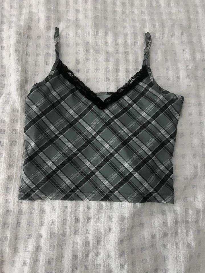 Top Hollister verde y negro a cuadros negro con ribete de encaje Cami recortado — Talla S Foto 2 de 4