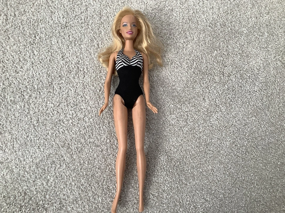 Barbie Lott MATTEL 5 peças em roupas 1991, 2005, 2007 Em bom estado. - Imagem 3 de 4