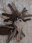 Vintage Bronze Chevrolet Free Postage Key Ring And 24 Vintage Keys — photo 5