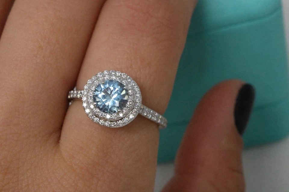 Anillo de compromiso Tiffany & Co. Soleste platino aguamarina diamante redondo 1,93 quilates Foto 3 de 4