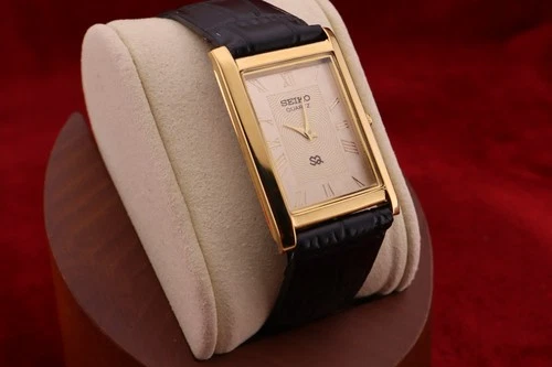 ⌚✨ Vintage Seiko Slim Quartz Gentlemen's Gold Dial ,Black Dress Watch