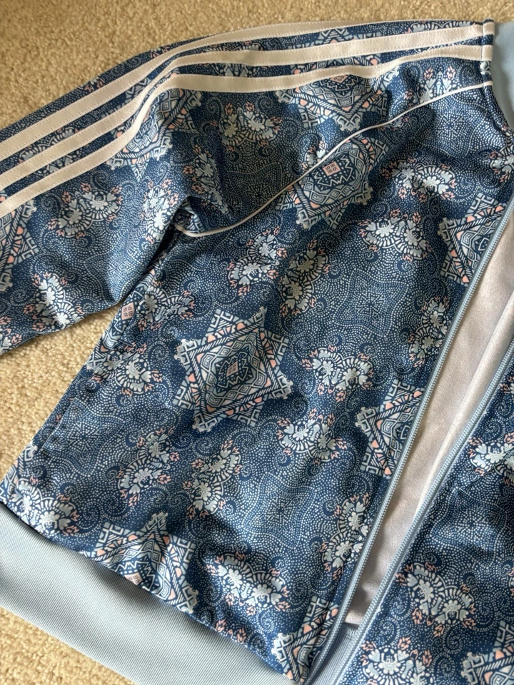 Chaqueta floral azul Adidas para niñas talla L Foto 4 de 4