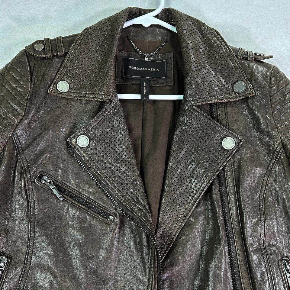 Chaqueta de cuero para mujer BCBG Maxazria pequeña marrón motociclista mangas perforadas Foto 3 de 4