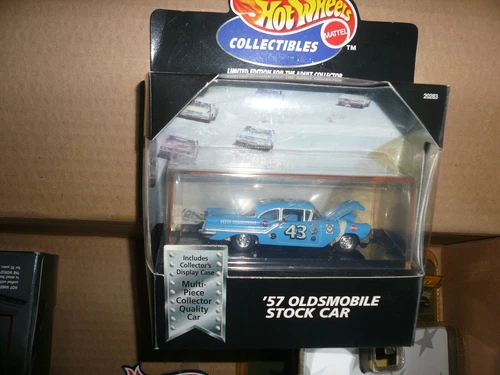 HOT WHEELS ~RICHARD PETTY '57 OLDSMOBILE STOCK CAR w/ DISPLAY CASE - Vintage
