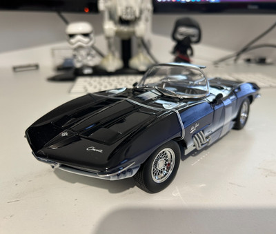 Chevrolet Corvette Mako Shark UT 1:18 Die Cast Model Car Blue New Boxed