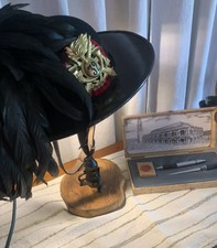 Lampada da scrivania artigianale con cappello “Moretto” dei Bersaglieri