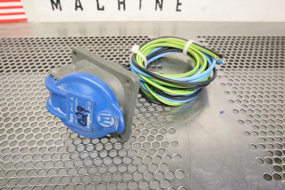 Legrand 520 22 16A-6h 200/250V 2P+ Interlock Socket Used With Warranty - Image 3 of 4