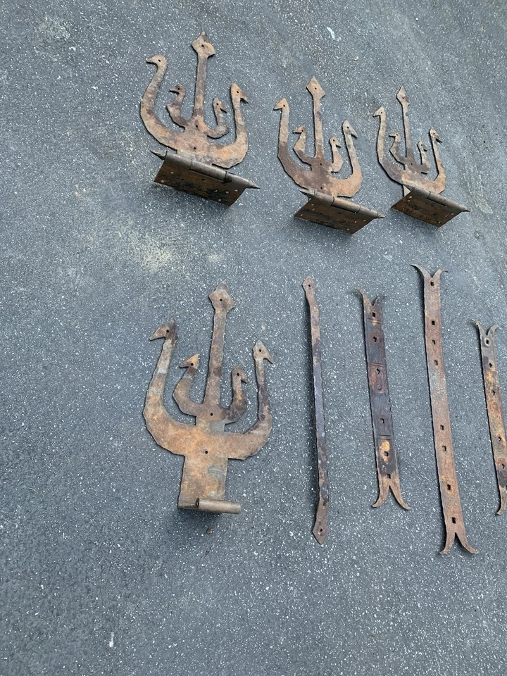 Bisagras y soportes de puerta antiguos golpeados a mano firmes años 1700’s. Foto 2 de 4