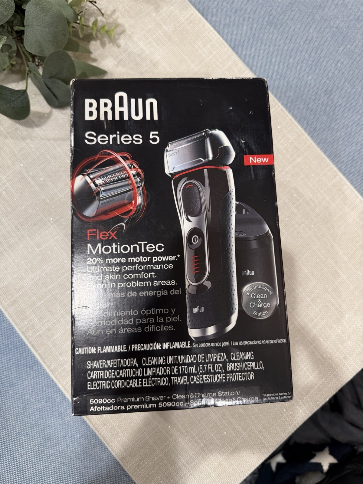 Braun Series 5 5090cc Flex MotionTec Shaver with Clean and Charge Station