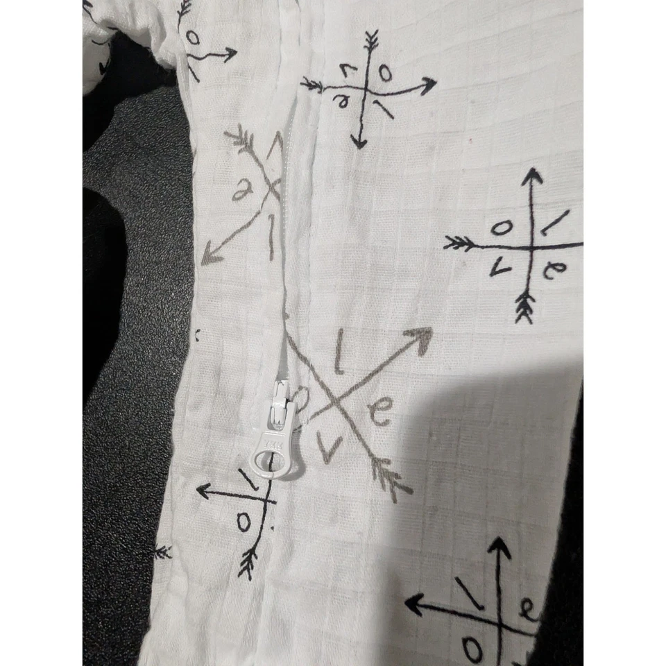 Pijamas para dormir Aden + Anais 6-9 meses blanco gris flechas LOVE algodón tejido cremallera frontal Foto 3 de 4