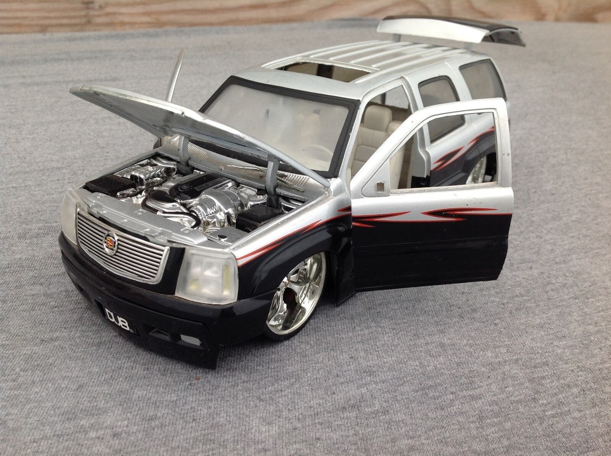 Jada Toys 2002 Cadillac Escalade Low Rider 1:24 Scale