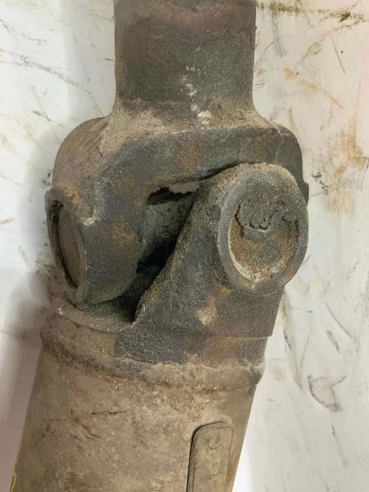 1973-1977 Ford F100 Pick Up Rear Drive Shaft D3TZ4817AE 13 WW Front1/2Only 02125 - Image 4 of 4
